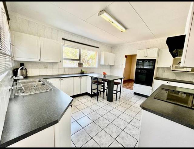 5 BEDROOM HOUSE FOR SALE IN GLENVISTA